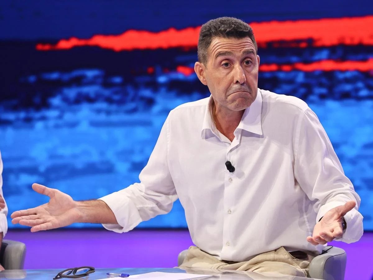 Roberto Vannacci allarga le braccia in uno studio televisivo