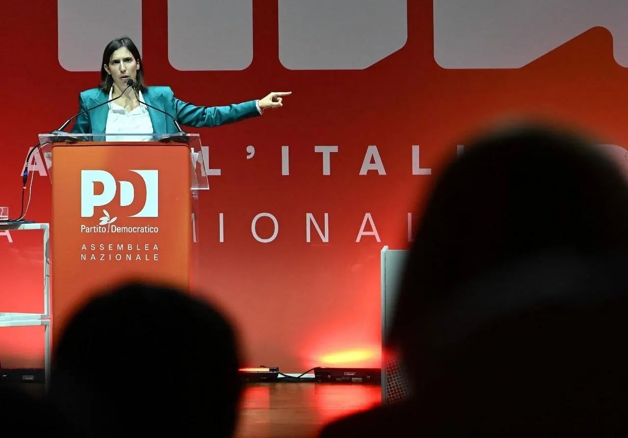 Elly Schlein parla dal palco dell'Assemblea nazionale del Pd